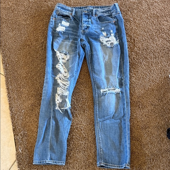American Eagle Outfitters Denim - Women’s American Eagle Outfitters Tomgirl blue jeans rips sz 4 Regular